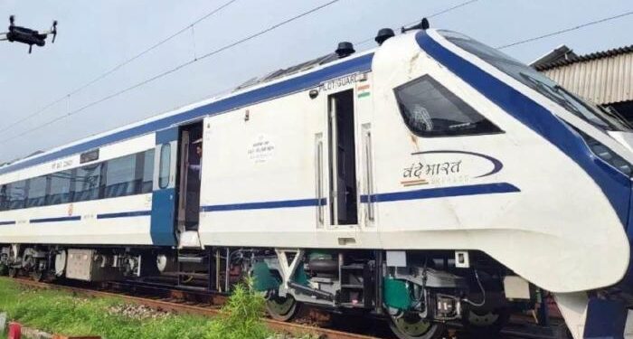 धनबाद मंडल में वंदे भारत एक्सप्रेस पर असामाजिक तत्वों का पथराव, शीशा टूटने की खबर