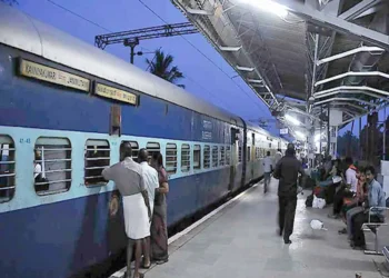 AC कोच में यात्रियों की बिगड़ी हालत, नाक में रूमाल बांध दरवाजे की ओर दौड़े