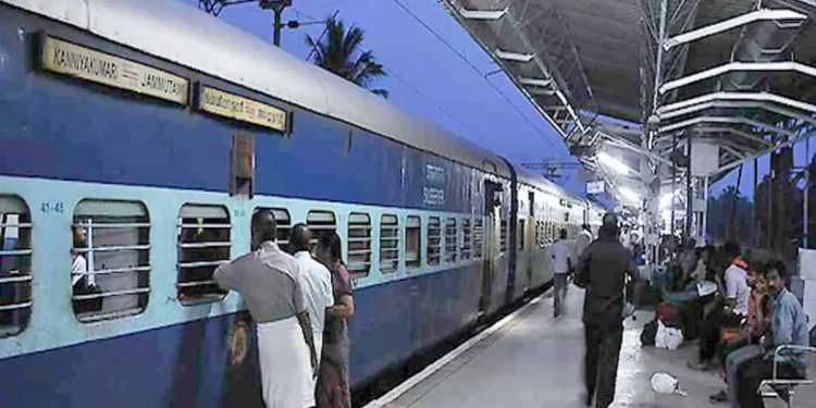 AC कोच में यात्रियों की बिगड़ी हालत, नाक में रूमाल बांध दरवाजे की ओर दौड़े