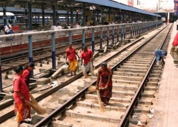 टाटानगर रेलवे स्टेशन के सफाई कर्मचारी हड़ताल पर, अल्टीमेटम देने के बावजूद कंपनी ने नहीं मानी बात