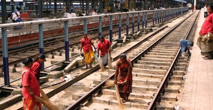 टाटानगर रेलवे स्टेशन के सफाई कर्मचारी हड़ताल पर, अल्टीमेटम देने के बावजूद कंपनी ने नहीं मानी बात