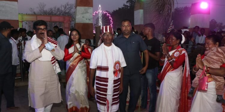 ऐतिहासिक मुड़मा जतरा मेला के समापन समारोह में बतौर मुख्य अतिथि सम्मिलित हुए मुख्यमंत्री हेमन्त सोरेन