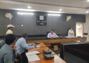 गढ़वा : उपायुक्त शेखर जमुआर ने जनता दरबार के माध्यम से सुनी आमजनों की समस्याएं