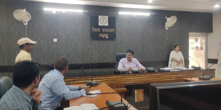 गढ़वा : उपायुक्त शेखर जमुआर ने जनता दरबार के माध्यम से सुनी आमजनों की समस्याएं