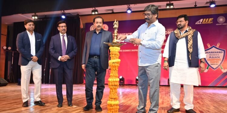 मुख्यमंत्री हेमन्त सोरेन वीमेंस एशियन चैंपियंस ट्रॉफी में हिस्सा लेने वाले खिलाड़ियों के सम्मान में आयोजित कार्यक्रम में हुए शामिल