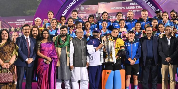 मुख्यमंत्री के हाथों टीम इंडिया को मिला विनिंग ट्रॉफी और खिलाड़ियों को गोल्ड मेडल,  मुख्यमंत्री ने  खिलाड़ियों को दी बधाई