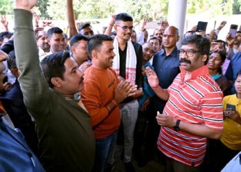 मुख्यमंत्री ने पुलिसकर्मियों को कहा – आप राज्य की जनता की सेवा करें, सबके हितों का ध्यान सरकार रखेगी