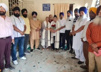 सिख जनगणना फॉर्म भरने की शुरुआत डॉक्टर कृपाल सिंह सिद्धू के कर कमलो से हस्ताक्षर करवा कर की गई