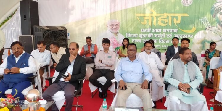 झारखंड राज्य स्थापना दिवस के मौके पर गढ़वा में जिला स्तरीय समारोह का आयोजन, लाभुकों के बीच लगभग 182 करोड़ 81 लाख रुपये की परिसंपत्तियों का वितरण