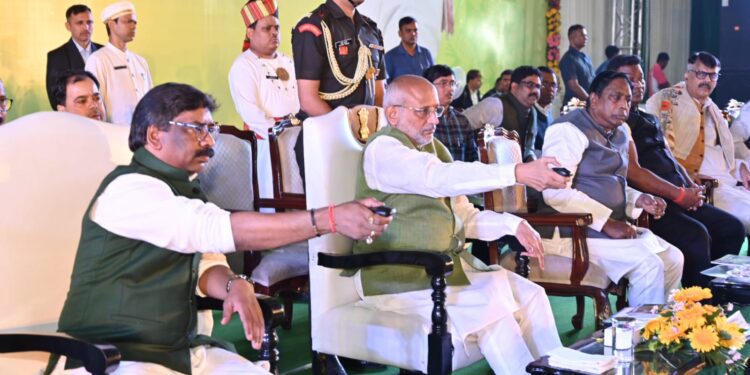 मुख्यमंत्री ने कहा समाज के दबे -कुचले, आदिवासी, दलित, पिछड़े, अल्पसंख्यक, महिला, नौजवान और किसान- मजदूर सभी के चेहरे पर मुस्कान लाने के लिए सरकार प्रतिबद्ध