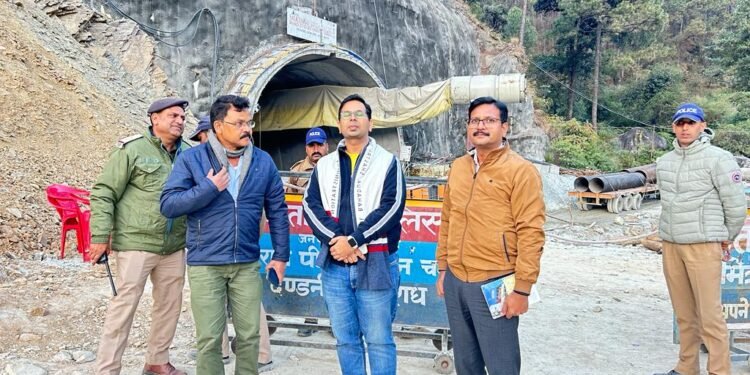 उत्तरकाशी, उत्तराखंड  पहुंची झारखंड आपदा की तीन सदस्ययी टीम राज्य प्रवासी नियंत्रण कक्ष की टीम ने उत्तराखंड आपदा प्रबंधन से मामले की जानकारी ली