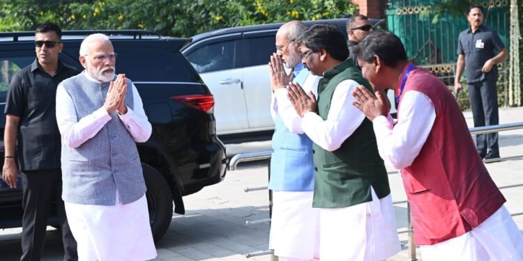 भगवान बिरसा मुंडा जयंती एवं जनजातीय गौरव महोत्सव-2023 के अवसर पर खूंटी में आयोजित कार्यक्रम में पीएम नरेंद्र मोदी संग शामिल हुए सीएम हेमन्त सोरेन