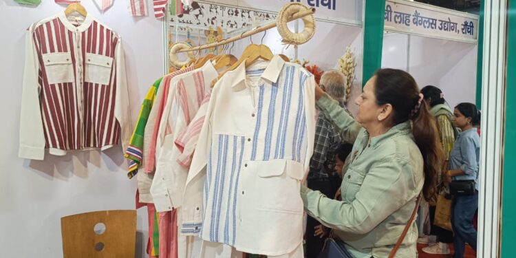 प्रगति मैदान, दिल्ली में झारखण्ड पवेलियन में खूब पसंद  किया जा रहा है झारखण्ड का पारम्परिक परिधान