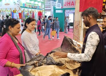 लोगों को भा रहा है झारक्राफ्ट का ऑर्गेनिक सिल्क , झारक्राफ्ट  स्टाल पर दिखा लोगों  में उत्साह