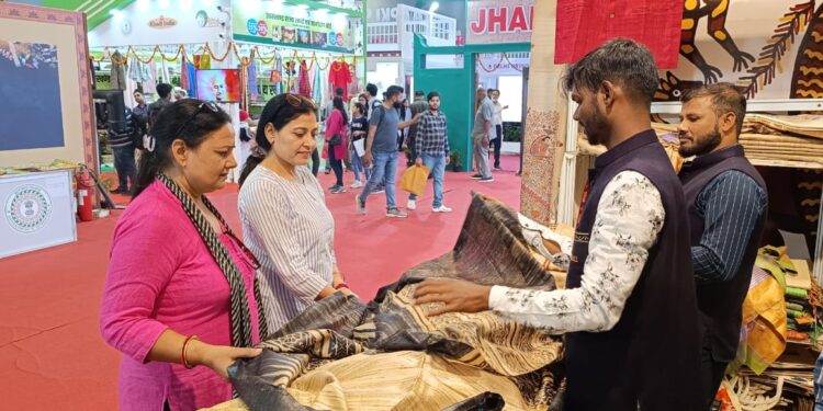 लोगों को भा रहा है झारक्राफ्ट का ऑर्गेनिक सिल्क , झारक्राफ्ट  स्टाल पर दिखा लोगों  में उत्साह