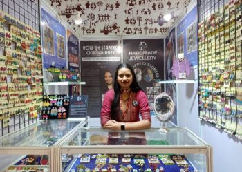 झारखंड पवेलियन में खूब पसंद की जा रही फैब्रिक पर ट्राइबल पेंटिंग की ज्वेलरी,  छोटी उम्र में कुछ बड़ा करने के सपने को पूरा कर रही काजल नंदी