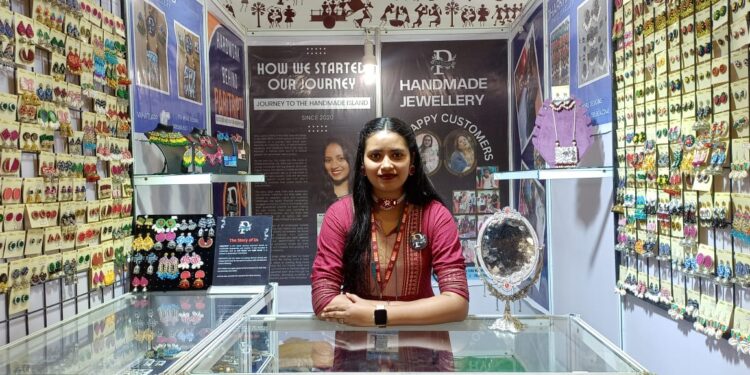 झारखंड पवेलियन में खूब पसंद की जा रही फैब्रिक पर ट्राइबल पेंटिंग की ज्वेलरी,  छोटी उम्र में कुछ बड़ा करने के सपने को पूरा कर रही काजल नंदी