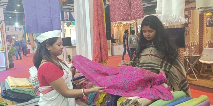 झारखण्ड पवेलियन में खादी वस्त्रों और क्राफ्ट की धूम, 150 रूपए से 2000 हज़ार रूपए तक के उत्पाद उपलब्ध