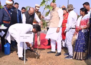राज्यपाल और मुख्यमंत्री ने विधानसभा परिसर में पौधारोपण कर प्रकृति संरक्षण का संदेश दिया