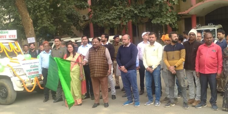 “अबुआ आवास योजना” को लेकर आमजनों को जागरूक करने हेतु उपायुक्त ने जागरूकता रथ को हरी झंडी दिखाकर किया रवाना