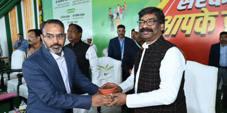 मुख्यमंत्री ने कहा- अधिकारी तमाम योजनाओं की पोटली बनाकर आपके दरवाजे पर जाएंगे एवं पूरे मान- सम्मान के साथ आपको आपका हक-अधिकार देंगे