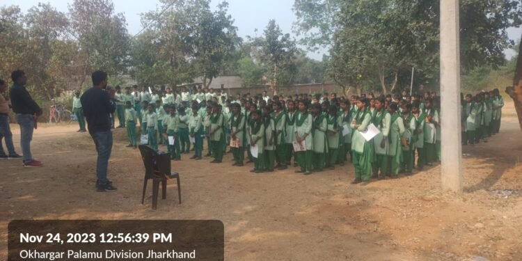 गढ़वा : हाई स्कूल ओखरगाड़ा में चलाया गया सड़क सुरक्षा जागरूकता अभियान