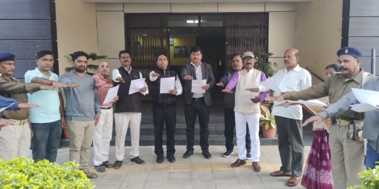 संविधान की रक्षा हेतु अपना सर्वश्रेष्ठ योगदान देने की ली गई सामूहिक शपथ, संविधान की प्रस्तावना का किया गया वाचन