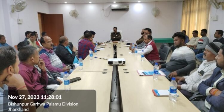 सड़क सुरक्षा को लेकर पुलिस केंद्र गढ़वा सभागार में पुलिस अधीक्षक गढ़वा ने किया बैठक