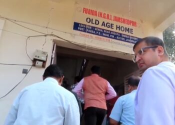 मुख्य निर्वाचन पदाधिकारी ने जमशेदपुर में बुजुर्गों मतदाताओं से की मुलाकात , गुलाब एवं शॉल देकर किया सम्मानित