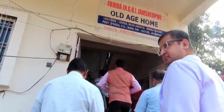 मुख्य निर्वाचन पदाधिकारी ने जमशेदपुर में बुजुर्गों मतदाताओं से की मुलाकात , गुलाब एवं शॉल देकर किया सम्मानित