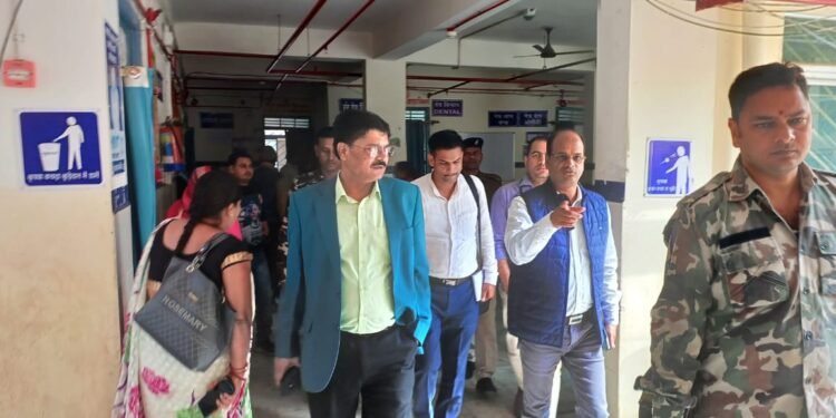 गढ़वा उपायुक्त ने सदर अस्पताल का किया औचक निरीक्षण, व्यवस्था को दुरुस्त करने का दिया निर्देश