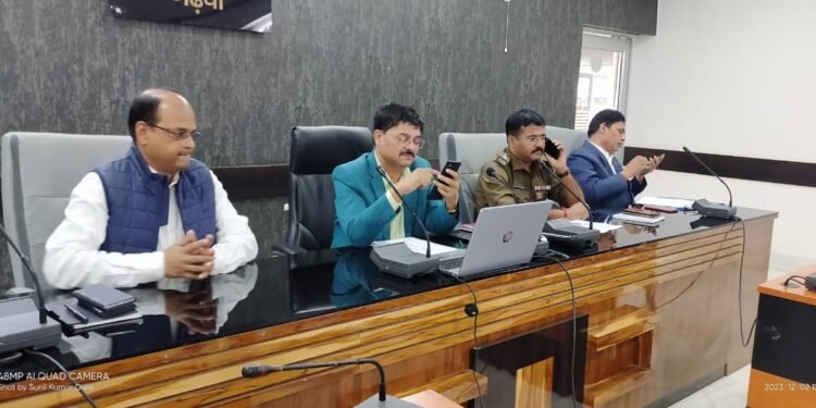 गढ़वा : अवैध खनन एवं परिवहन की रोकथाम हेतु जिला स्तरीय मासिक टास्क फोर्स की बैठक संपन्न