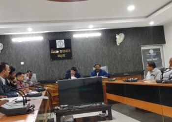 गढ़वा : आपकी योजना आपकी सरकार आपके द्वार कार्यक्रम के तहत प्राप्त आवेदनों के ससमय निष्पादन को लेकर उपायुक्त ने किया समीक्षा बैठक