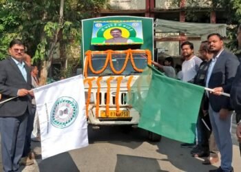 गढ़वा : आमजनों को राज्य सरकार की योजनाओं के प्रति जागरूक करने हेतु उपायुक्त ने वी०आर० युक्त एलईडी वाहन को हरीझंडी दिखाकर किया रवाना