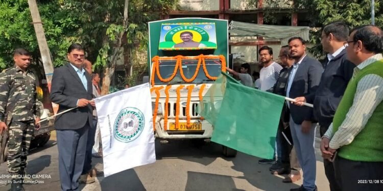 गढ़वा : आमजनों को राज्य सरकार की योजनाओं के प्रति जागरूक करने हेतु उपायुक्त ने वी०आर० युक्त एलईडी वाहन को हरीझंडी दिखाकर किया रवाना