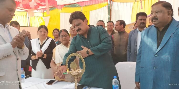 गढ़वा के कोरवाडीह पंचायत में आयोजित “आपकी योजना आपकी सरकार आपके द्वार” कार्यक्रम में शामिल हुए मंत्री, पेयजल एवं स्वच्छता विभाग मिथिलेश कुमार ठाकुर