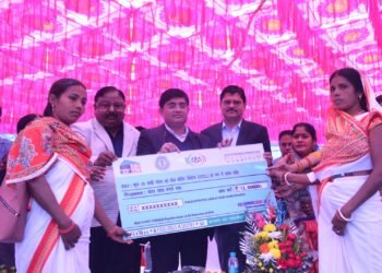 गढ़वा के महुलिया पंचायत में आयोजित “आपकी योजना-आपकी सरकार-आपके द्वार” कार्यक्रम में झारखंड सरकार के सचिव-सह-नोडल पदाधिकारी हुए शामिल