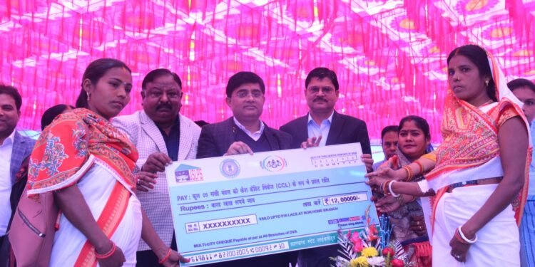 गढ़वा के महुलिया पंचायत में आयोजित “आपकी योजना-आपकी सरकार-आपके द्वार” कार्यक्रम में झारखंड सरकार के सचिव-सह-नोडल पदाधिकारी हुए शामिल