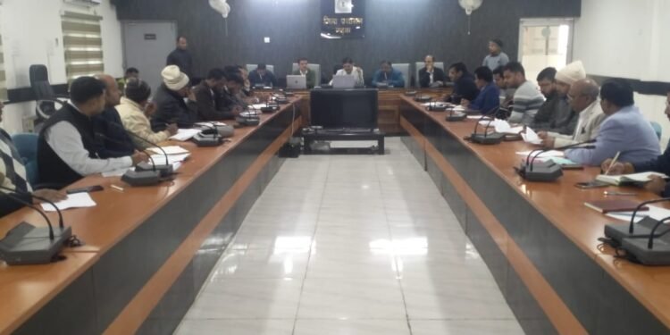 गढ़वा : “विकसित भारत संकल्प यात्रा” एवं “आपकी योजना आपकी सरकार आपकी द्वार” कार्यक्रम को लेकर उपायुक्त ने किया समीक्षा बैठक, दिए आवश्यक निर्देश