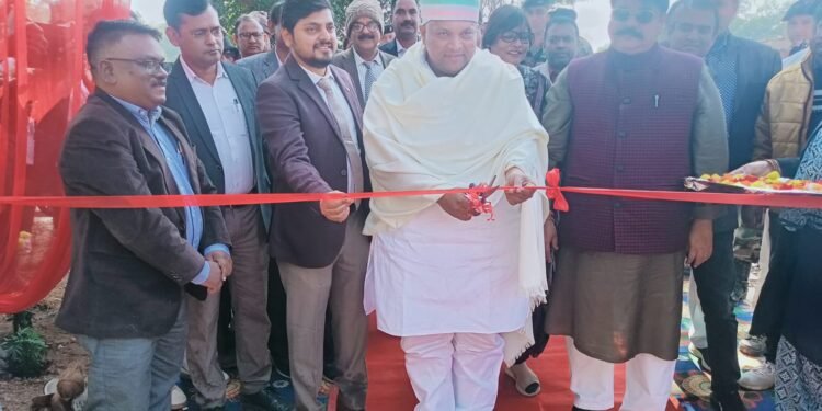 कृषि मंत्री बादल ने होटवार में बत्तख प्रजनन केन्द्र और अजोला शेड का किया उद्घाटन