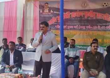 रामासाहू स्टेडियम गढ़वा में आयोजित जिला स्तरीय मुख्यमंत्री आमंत्रण फुटबॉल प्रतियोगिता 2023 का आज उपायुक्त ने शुभारंभ किया