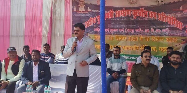 रामासाहू स्टेडियम गढ़वा में आयोजित जिला स्तरीय मुख्यमंत्री आमंत्रण फुटबॉल प्रतियोगिता 2023 का आज उपायुक्त ने शुभारंभ किया