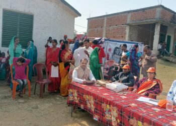 गढ़वा : ठंड के मद्देनजर जिला प्रशासन ने की अलाव की व्यवस्था, लोगों को राहत