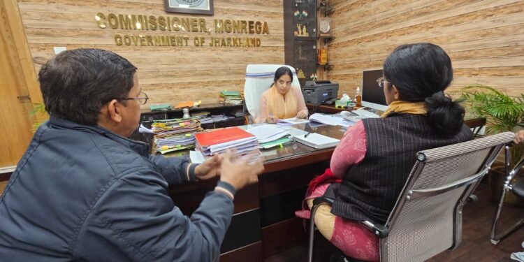 मनरेगा आयुक्त ने जिलों ने चल रहे बिरसा हरित ग्राम योजना में कार्यरत GIZ प्रोजेक्ट के प्रतिनिधियों के साथ की समीक्षा बैठक