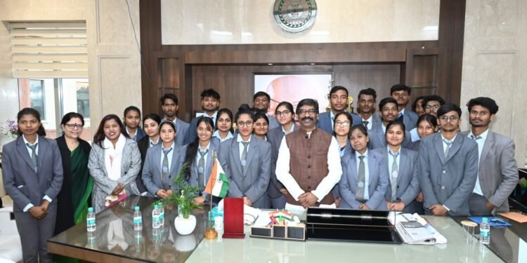 सदन की कार्यवाही देखने आए गोस्सनर कॉलेज , रांची के “मास कम्युनिकेशन एंड वीडियो प्रोडक्शन ” डिपार्टमेंट के छात्र- छात्रा सीएम से मिले