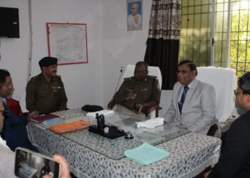गढ़वा : आयुक्त दशरथ चन्द्र दास एवं पलामू जोन के आईजी राजकुमार लकड़ा ने उपायुक्त, पुलिस अधीक्षक एवं जनप्रतिनिधियों के साथ की बैठक