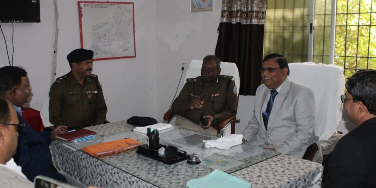 गढ़वा : आयुक्त दशरथ चन्द्र दास एवं पलामू जोन के आईजी राजकुमार लकड़ा ने उपायुक्त, पुलिस अधीक्षक एवं जनप्रतिनिधियों के साथ की बैठक