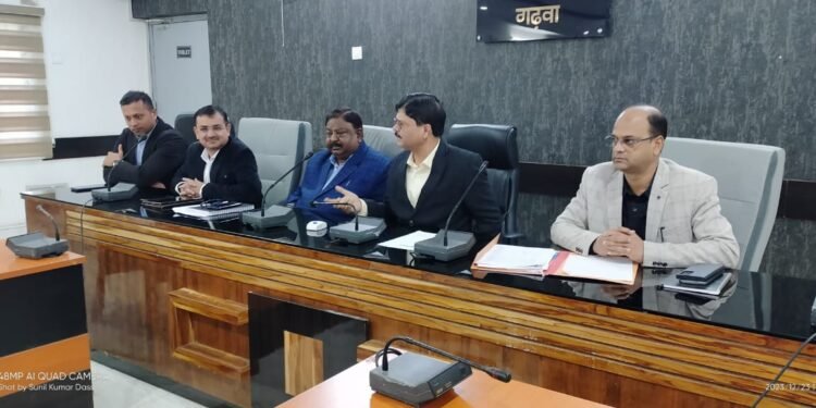 गढ़वा : शहीद नीलांबर पीतांबर उत्तर कोयल परियोजना के अवशेष कार्य को पूर्ण करने हेतु बैठक कर की गई समीक्षा