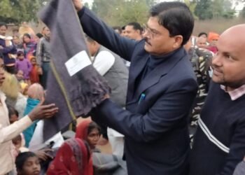 गढ़वा : बढ़ते ठंड के मद्देनजर उपायुक्त ने जरूरतमंद मुसहर परिवारों के बीच पहुँच किया कंबल का वितरण