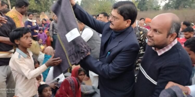 गढ़वा : बढ़ते ठंड के मद्देनजर उपायुक्त ने जरूरतमंद मुसहर परिवारों के बीच पहुँच किया कंबल का वितरण